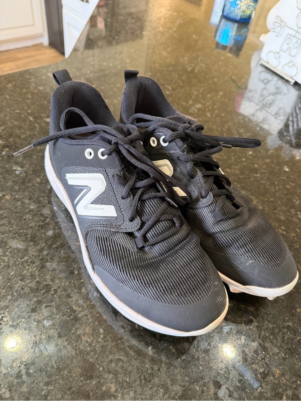 New Balance Men’s Black and White Baseball Cleats 10
